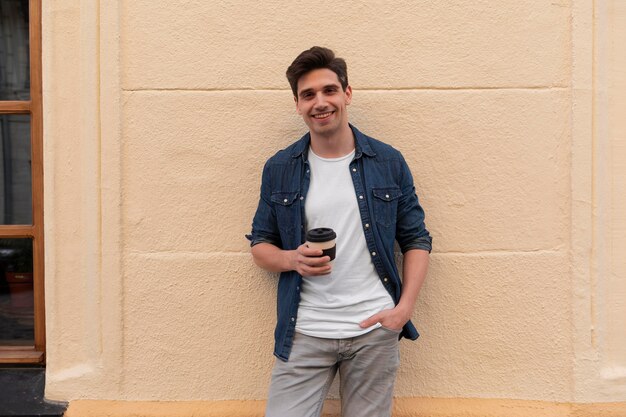 Joven disfrutando de una taza de café