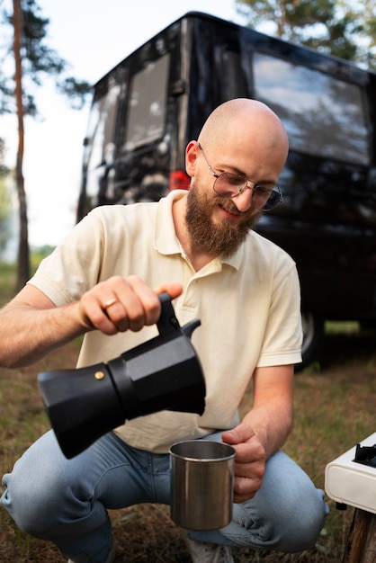 Foto gratuita joven disfrutando del tiempo en el camping