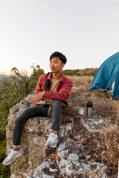 Joven disfrutando del tiempo en la naturaleza