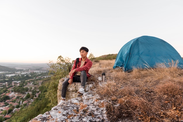 Foto gratuita joven disfrutando del tiempo en la naturaleza