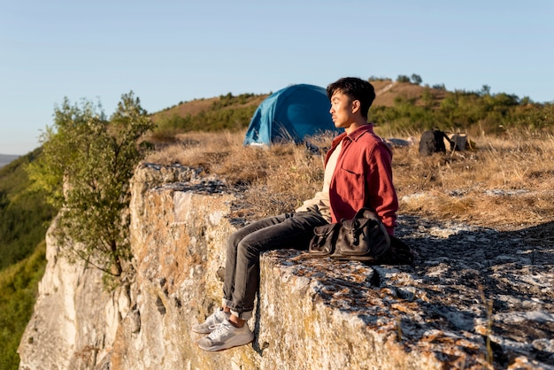 Foto gratuita joven disfrutando del tiempo en la naturaleza