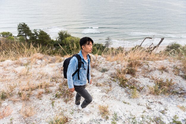 Joven disfrutando de viaje