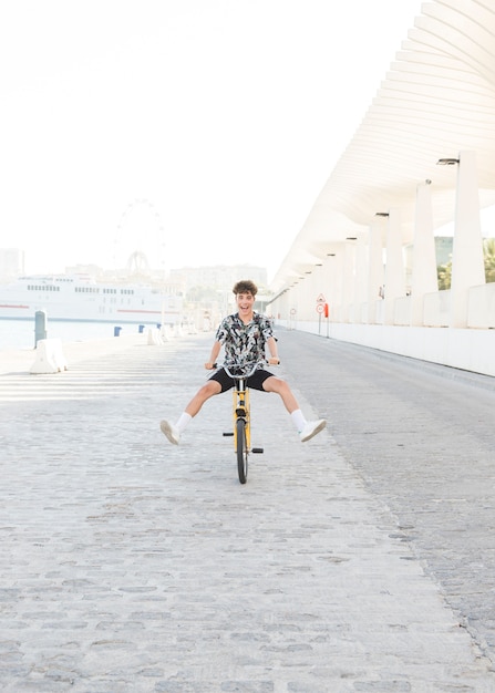 Foto gratuita joven divirtiéndose mientras andan en bicicleta