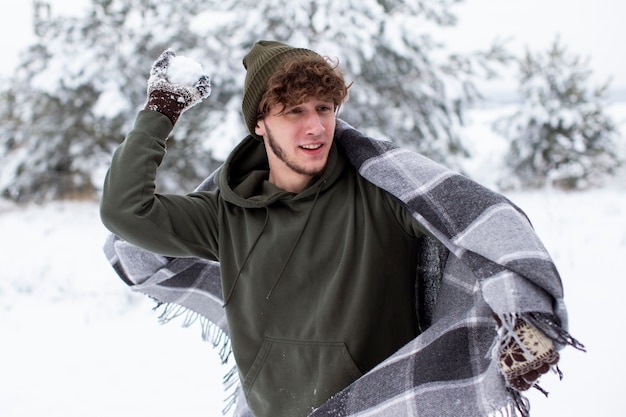 Joven divirtiéndose en la nieve.