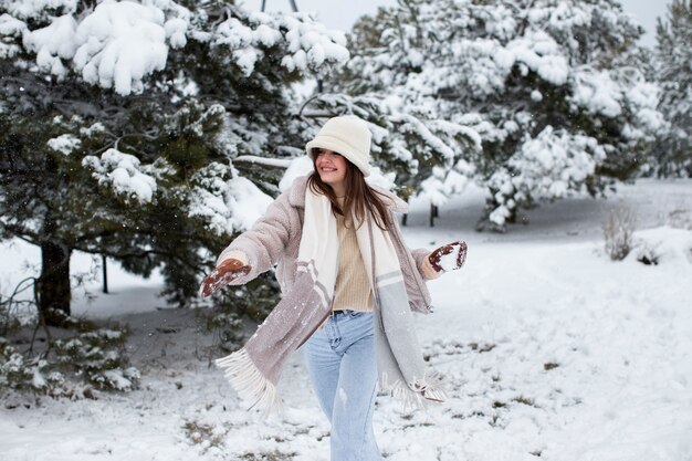 Joven divirtiéndose en la nieve.