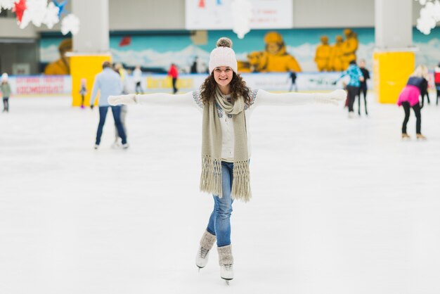 Joven divirtiéndose en la pista de patinaje