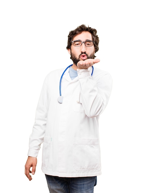 Joven doctor besándose