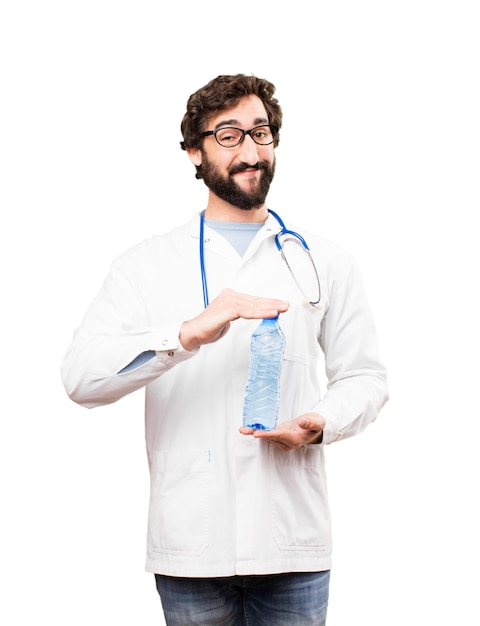 Joven doctor con botella de agua