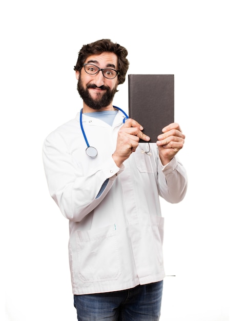 Foto gratuita joven doctor con un libro