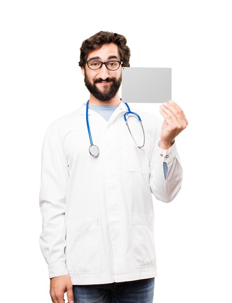 Joven doctor con una tarjeta gris