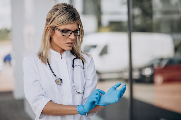 Joven doctora en ambulancia del hospital