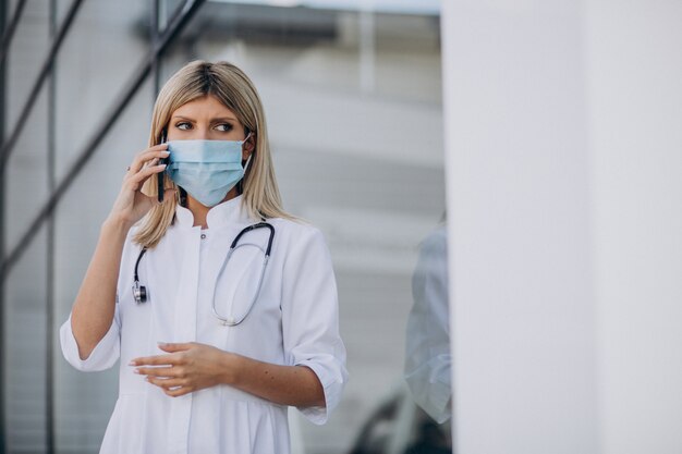 Joven doctora en ambulancia del hospital