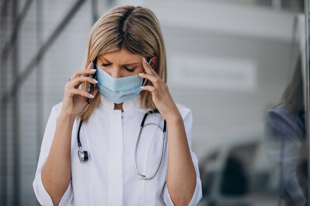 Joven doctora en ambulancia del hospital