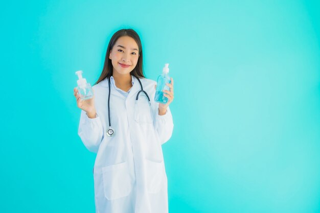 joven doctora asiática con alcohol en gel