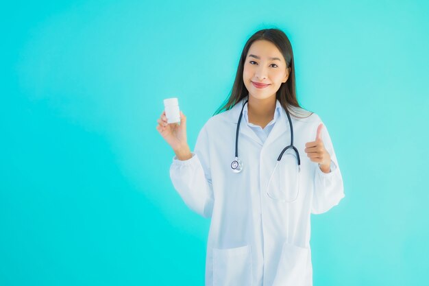 joven doctora asiática con botella de medicina