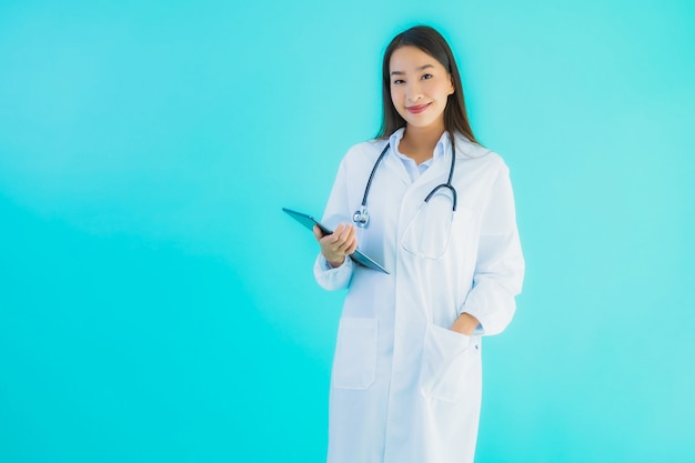 joven doctora asiática con estetoscopio y tableta