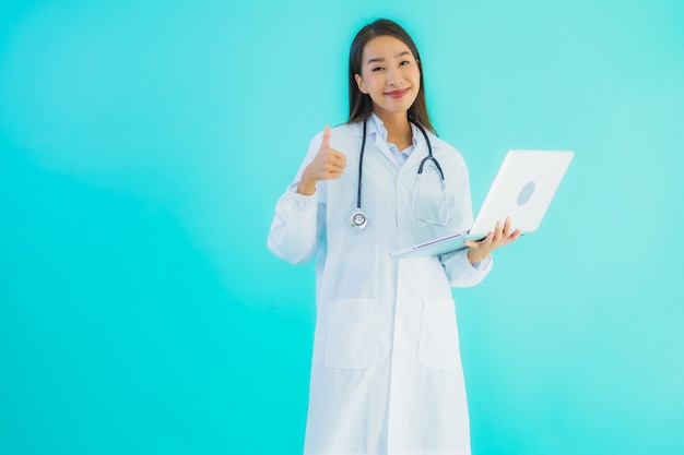 joven doctora asiática con laptop