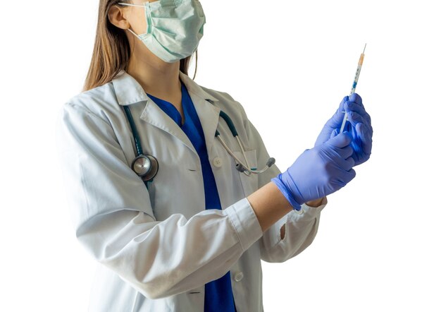 Joven doctora caucásica en uniforme médico y guantes preparando la jeringa para una inyección