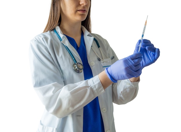 Joven doctora caucásica en uniforme médico y guantes preparando la jeringa para una inyección