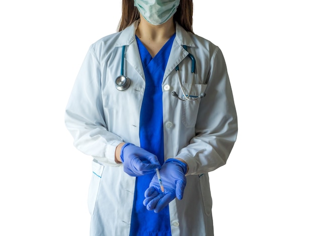 Joven doctora caucásica en uniforme médico y guantes preparando la jeringa para una inyección