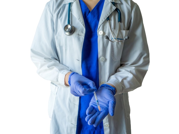 Foto gratuita joven doctora caucásica en uniforme médico y guantes preparando la jeringa para una inyección