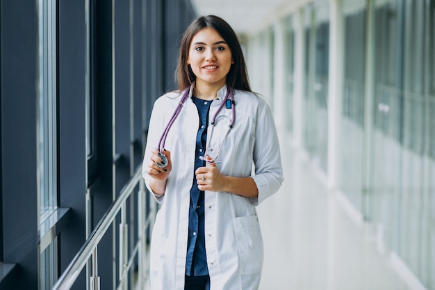 Joven doctora con estetoscopio en el hospital