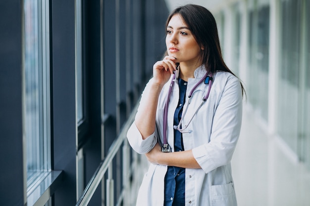 Joven doctora con estetoscopio en el hospital