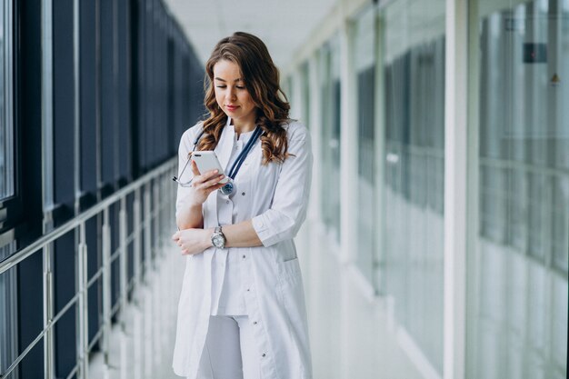 Joven doctora con estetoscopio en el hospital