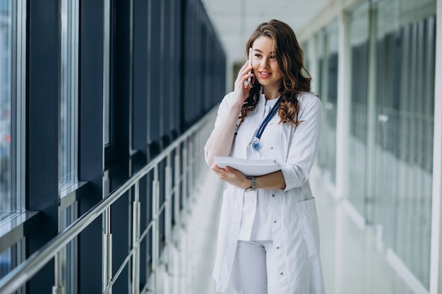 Joven doctora con estetoscopio en el hospital