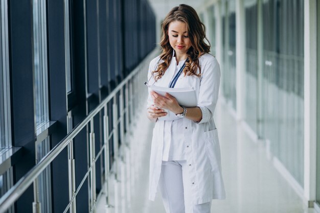 Joven doctora con estetoscopio en el hospital