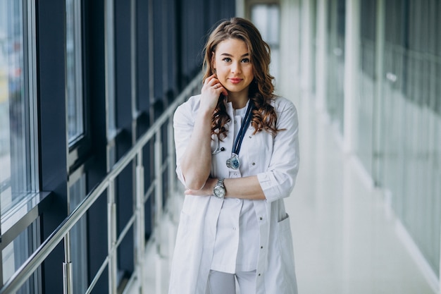 Joven doctora con estetoscopio en el hospital