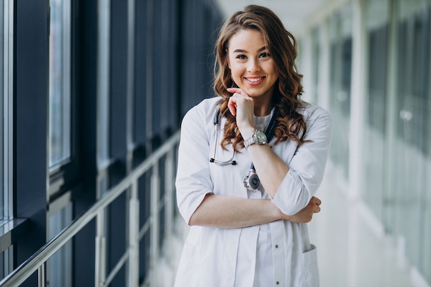 Joven doctora con estetoscopio en el hospital