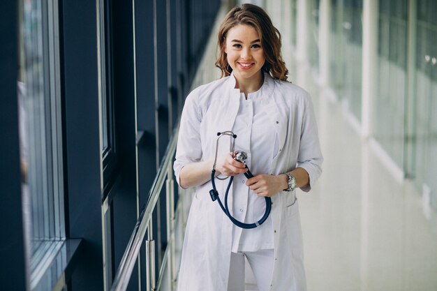 Joven doctora con estetoscopio en el hospital