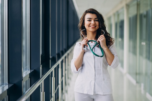 Joven doctora con estetoscopio en el hospital