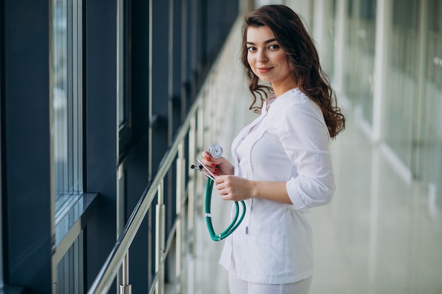 Joven doctora con estetoscopio en el hospital