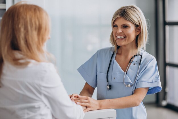 Joven doctora con paciente en clínica