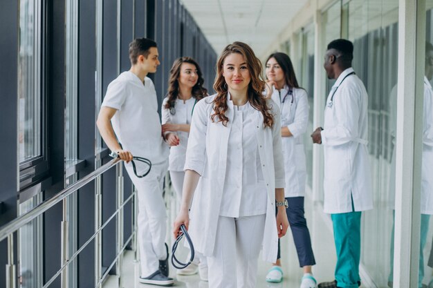 Joven doctora posando en el pasillo del hospital