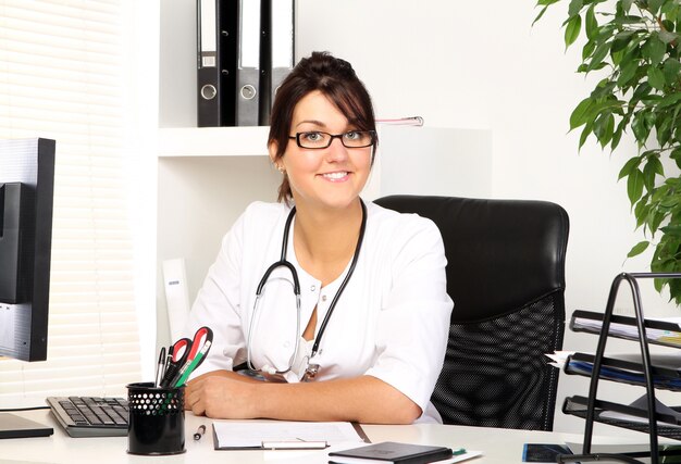 Joven doctora en su consultorio