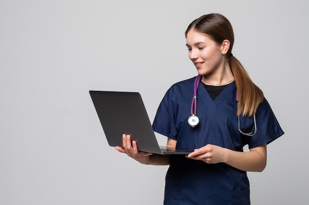 Joven doctora trabajando aislado en blanco