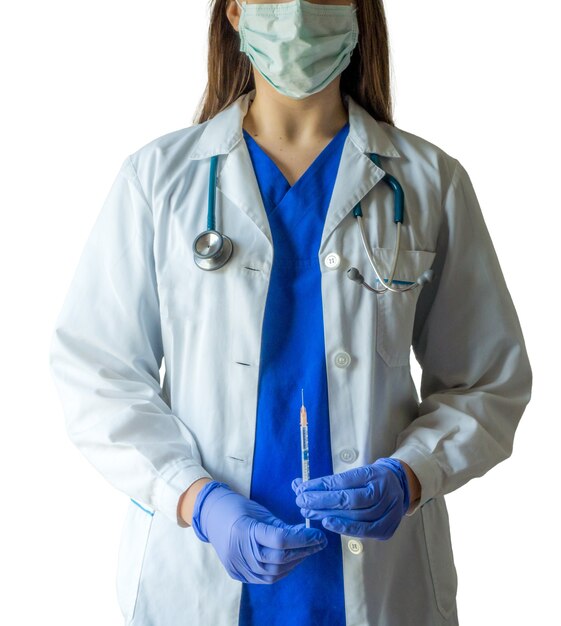 Joven doctora en uniforme médico y guantes preparando la aguja de la jeringa para una inyección
