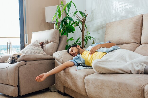 Joven durmiendo en un sofá