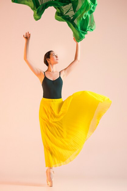 Joven e increíblemente bella bailarina baila en el estudio