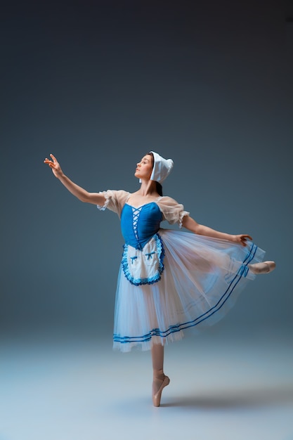 Joven y elegante bailarina de ballet como personaje de cuento de hadas de Cenicienta