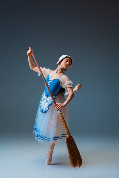 Joven y elegante bailarina de ballet como personaje de cuento de hadas.