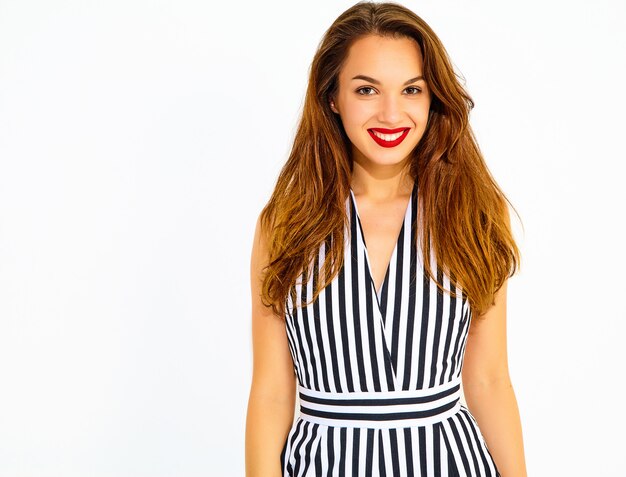 Joven y elegante modelo de mujer sonriente en traje casual de verano a rayas con labios rojos, aislado