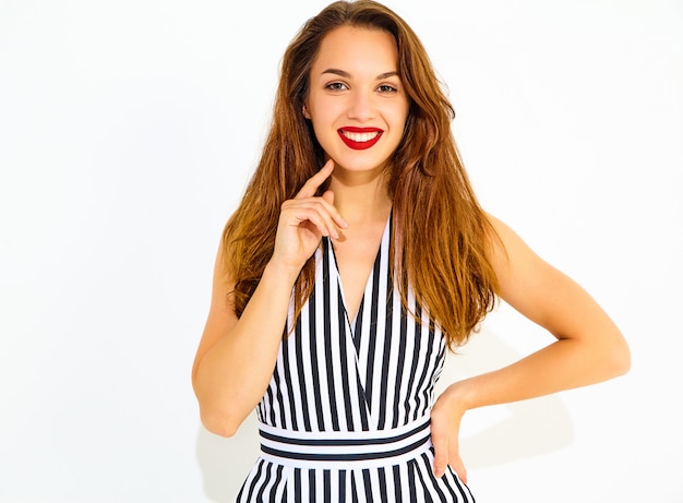 Joven y elegante modelo de mujer sonriente en traje casual de verano a rayas con labios rojos, aislado