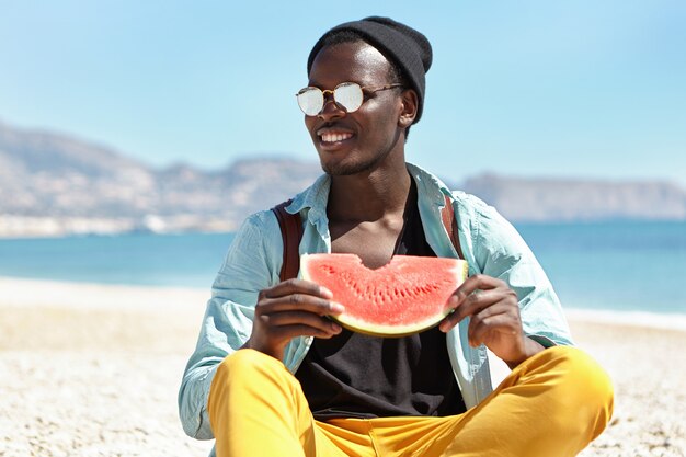 Joven elegante en la playa