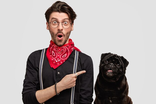 Joven elegante y su lindo perro