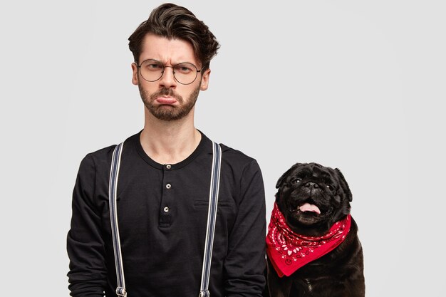 Joven elegante y su lindo perro