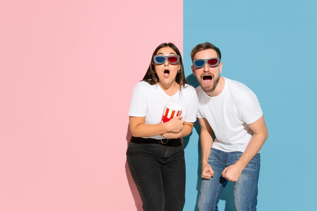 Foto gratuita joven emocional y mujer en pared rosa y azul